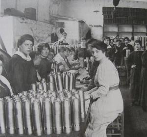 Les femmes fabriquent des obus